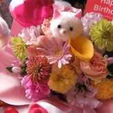 ネコ ねこ 猫入り フラワーアレンジメント 誕生日 デザイナーにおまかせ 生花使用 