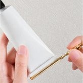 チューブスクイーザー 通販 チューブ絞り ねじ式 おしゃれ かわいい ギフト 贈り物 アルミ製 歯磨き粉 バッグチャーム カラビナ付き 便利グッズ エコグッズ 最後まで使える ファッション小物 携帯用