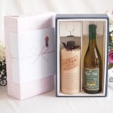 感謝の贈り物ボックス 琥珀の余韻と芳醇ワイン2本セット(フエンテ フルータ シャルドネ 白ワイン やや辛口13度(チリ) 長期貯蔵酒 百年の孤独40度(宮崎県)) 750ml×1本 720ml×1本