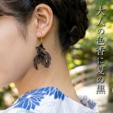 金魚 ピアス 小 黒  赤 フックピアス 金属アレルギー対応 ステンレス 琉金 風水 夏 祭 浴衣 着物 モチーフ かわいい おしゃれ ユニーク アクセサリー 個性 片耳 1個