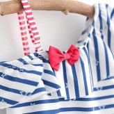 キッズ 水着 女の子 ワンピース ストライプ フリル カラー: レッド／ブルー 身長: 100cm／110cm 子供用 こども ジュニア 女児 かわいい おしゃれ 保育園 幼稚園 小学生 海 プール 水遊び 夏休み レジャー スイムウェア 夏 初夏の準備