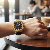 ヴェルサーチェ 腕時計 メンズ ゴールド ブラック クロノグラフ 44mm VERSACE SPORTY TONNEAU GRECA スポーティ トノー グレカ 黒 レザー 革ベルト スイス製 高級 ブランド おしゃれ プレゼント ギフト 卒業 入学 お祝い