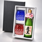 退職 異動 名入れ ペアギフト SXX 酒セット 芋焼酎 白玉醸造 魔王 720ml & 切子 丸型ロックグラス 玉響 青 赤 2点 紐リボン・コサージュ付 ギフトBOX入り / プレゼント ギフト 両親 夫婦 結婚 金婚式 銀婚式 退職 記念 誕生日 長寿 祝い 数量限定