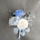 プリザーブドフラワーブルーローズと白薔薇の3色ローズのコサージュ・ブートニア