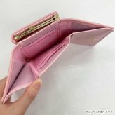 ハローキティ 口金財布 がま口 財布 レディース 二つ折り財布 コンパクト キルティング ラインストーン サンリオ キャラクター ブラック 黒 おしゃれ 大人可愛い 小銭入れ 札入れ ギフト プレゼント サンリオ正規ライセンス品