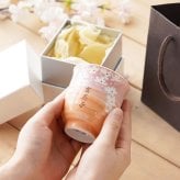 【 送料無料 】【 名入れ 美濃焼 花舞う 湯呑み 】湯のみ 湯呑 湯飲み ゆのみ 和食器 おしゃれ かわいい 名前入り 名入り ギフト 誕生日 プレゼント 父 旦那 夫 祖父 母 祖母 男性 女性 退職祝い 還暦祝い 古希祝い 長寿祝い 記念品 贈り物 おすすめ お祝い 