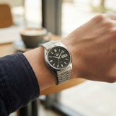 セイコー5 腕時計 メンズ 自動巻き ブラック シルバー SEIKO 5 海外モデル 逆輸入 メタルベルト 曜日 日付 シースルーバック 機械式 誕生日 プレゼント ギフト 収納ケース付き 成人 卒業 入学