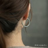 ピアス チタン フープ ハーフ 大きめ 純チタン 幅3mm×直径30mm 全8色 アレルギー対応 医療用 日本製 おすすめ メンズ レディース 片耳 1個 かわいい カラフル