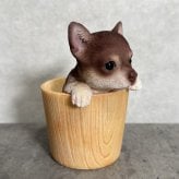犬の置物 ペン立て woobia ウービア チワワ リアル動物オーナメント 高さ12cm 木目調バケツ ペンスタンド 鉛筆立て イギリス職人手彩色 デスク 書斎 オフィス 在宅ワーク 犬好き 誕生日 退職祝い 就職祝い 記念日 ギフト プレゼント おしゃれ