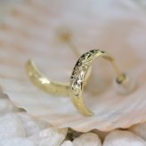 ハワイアンジュエリー フープピアス ピアス イエローゴールド Mサイズ 半円 三日月 ハーフムーン 片耳(1個)購入可 K14 14K シリコンキャッチ シンプル 20G ゲージ BY THE SEA バイザシー メンズ レディース 誕生日 プレゼント ハロウィン 【品番：GE103-15】