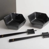 中鉢2枚+箸置き2個+箸2膳セット / monochrome line+名古屋のお箸 / ギフトボックス＆熨斗付き / 瀬戸焼【送料無料（北海道・沖縄を除く）】