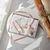 出産祝い D by DADWAY ディーバイダッドウェイ ガーゼおくるみ スワドル ギフトセット M ソナタ ピンク ガーゼハンカチ スターラトル ガラガラ 星 日本製 ダブルガーゼ 綿100% 117cm 大判 新生児 0歳 赤ちゃん ファーストトイ 女の子 ベビーシャワー 出産内祝い ギフト