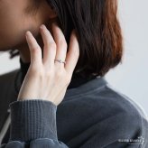 ステンレス 幾何学ラインリング 小粒 ストーンリング 細身 華奢 キラキラ シルバー プチプラ ビジュー 可愛い 重ね付け ハーフエタニティ風 大人 レディース 女性 指輪 金属アレルギー対応