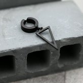 【在庫限り】イヤーカフ メンズ 金属アレルギー対応 ステンレス 三角形 フェイクピアス ノンホール ピアス穴不要 中折れ フープ 黒 シルバー 片耳 1個 男性 韓国 アクセサリー かっこいい イヤリング