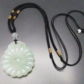 菊花紋彫りネフライト軟玉ヒスイ天然石ネックレス