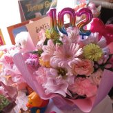 101歳 お祝い フラワーアレンジメント 百寿 ご希望数字入り 誕生日 デザイナーにおまかせ 生花使用 おじいちゃん おばあちゃん 