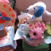 スヌーピー入り フラワーアレンジメント 誕生日 デザイナーにおまかせ 生花使用 Sサイズ