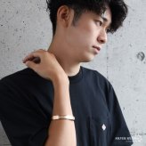 ステンレス 英字バングル 4カラー メンズ ブレスレット 筆記体 アルファベット 平打ち オープン カフ シンプル ロゴ アクセサリー 手首 腕輪 カジュアル ストリート ロック モード 大人 おしゃれ 重ね付け 金属アレルギー対応