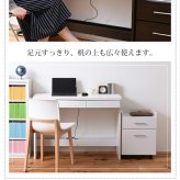デスク チェア 下にぴったり入るチェストとシンプルなシステム のセットです。
