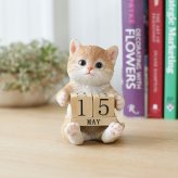 置物 猫 茶トラ白猫 万年カレンダー 高さ11cm woobia ウービア リアル かわいい おしゃれ 玄関 デスク インテリア 卓上カレンダー 日めくり ねこ ネコ 動物 癒し 棚 オフィス 日付 ねこ雑貨 プレゼント ギフト 新築祝い 猫好き