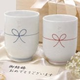 敬老の日 名入れ ペアギフト SXX 波佐見焼 夫婦湯呑 手書きリボン結び 赤 青 2点 木箱入り / プレゼント ギフト 両親 夫婦 結婚 金婚式 銀婚式 退職 記念 誕生日 長寿 祝い 数量限定商品