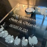 金婚式 両親 お祝い プレゼント 銀婚式 妻へ 夫へ ダイヤモンド婚式  結婚記念日 名入れ 置き時計 ガラス  ギフト 贈り物 メッセージ 彫刻【銀婚式・金婚式・結婚記念日のガラス時計・胡蝶蘭】
