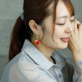 【在庫限り】パッと目を引く大きなイチゴが揺れる フックピアス 金属アレルギー対応 ステンレス製 春 赤い実 ロング 大ぶり