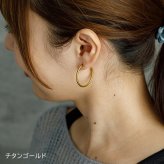 ピアス チタン フープ ハーフ 大ぶり 純チタン 幅2mm×直径30mm 全8色 アレルギー対応 医療用 日本製 おすすめ メンズ レディース 片耳 1個 かわいい カラフル