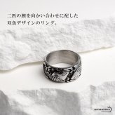 ステンレス 鯉モチーフリング 双魚 指輪 メンズ 和柄 鱗 波模様 立体的 ごつめ 幅広 個性的 ユニーク アクセサリー カジュアル ストリート ロック バイカー 渋い かっこいい 存在感 手元のアクセント 金属アレルギー対応