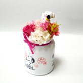 【公式ライセンス商品】送料込み スヌーピーローズアレンジHUG・Happy Birthday【プリザーブドフラワー フラワーアレンジメント カップ 花 お花 キャラ スヌーピー 雑貨 インテリア プレゼント ギフト 母の日　誕生日 記念日 お祝い】