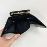 ハローキティ 財布 がま口 レディース ミニ財布 サンリオ キャラクター グッズ 合皮 ブラック 黒 リボン キラキラ ラメ 大人 可愛い おしゃれ コンパクト ウォレット 小銭入れ 三つ折り ギフト プレゼント HK82-2 サンリオ正規ライセンス品
