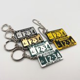 【新着】ナンバープレート キーホルダー 【フレーム付デザイン】【DRIVE SAFE】裏面刻印 彫刻 アクリル 車 バイク プレゼント 記念日 おしゃれ メッセージ刻印 
