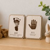 【実物大】赤ちゃんの手形・足形 木製スタンド　　 名入れ 刻印 彫刻 内祝い 敬老の日 母の日 父の日 ギフト プレゼント お祝い 男の子 女の子 手型 足型 インテリア 置物 飾り