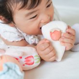 【もちっとラトル うさぎたちのお茶会】 出産祝い クリスマスギフト 知育おもちゃ 誕生日 プレゼント  0歳 1歳 2歳 男の子 女の子 布おもちゃ ラトル 洗濯できる 知育玩具 ファーストトイ amanoppo あまのっぽ