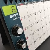 【2027カレンダー】シンセカレンダー SKM-12  シンセ卓上・ツマミマグネット付き