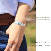 ハワイアンジュエリー バングル ハワイアンジュエリー ブレスレット ペアバングル 幅12mm 刻印 無料 サイズが選べる オープンバングル ペア 2本セット カットアウト スクロール シルバー925 太め カップル 夫婦 プレゼント ハロウィン 【品番：B5003-12P】