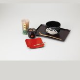 いっぷく碗揃 茶碗：陶器、銘々皿・盆・棗：ABS樹脂、茶筅・茶杓：竹、楊枝：黒文字 茶碗／美濃焼、茶筅／中国製、その他／国産 やきものの里から、暮らしを贈ります。　ギフト 食器 セット テーブルウェア