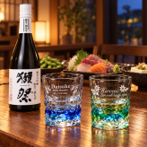 卒業 退職 名入れ ペアギフト SXX 酒セット 獺祭 磨き三割九分 純米大吟醸 720ml & 琉球ガラス 元祖 美ら海 ロックタンブラー 2点 木箱入り / プレゼント ギフト 夫婦 結婚 金婚式 銀婚式 退職 記念 誕生日 長寿 祝い ロックグラス
