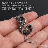 ステンレス スネークネックレス ヘビ ペンダントネックレス ダブル喜平チェーン 6面カット 細身 シルバー 燻し アニマル ユニーク リアル 鱗 赤目 メンズ 男性 金属アレルギー対応