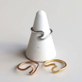 ステンレス ウェーブリング 3カラー レディース 指輪 波リング モチーフ オープンリング カジュアル おしゃれ きれいめ シンプル 曲線 個性的 女性用 アクセサリー 普段使い 重ね付け ファッション 手元コーデ 流線型デザイン
