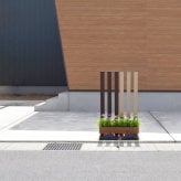 フラワースタンド アルミ製 屋外対応 LED 錆びに強い 高耐久 ソーラー式充電 侵入対策 フランプ ディスプレイ用 プランター置き おしゃれデザイン 安定感抜群 組立簡単 園芸用品 防水機能 花台 プランタースタンド ガーデンラック 園芸ラック 庭