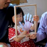 【送料無料 / 発送前にサンプル作成で安心】親子手形アート〈 等身大 サイズ！写真を送るだけ 〉 1歳 手形アート 家族 手形 記念 アート ファミリー アクリル クリアボード 誕生日 ファーストバースデー Hand Boad メモリアルグッズ 赤ちゃん 名前入り プレゼント 子供 親子 兄弟 姉妹 ベビー 孫 名入れ ギフト