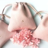 【巾着】父の日 母の日 誕生日 名入れ ギフト プレゼント クリスマス 日本製 ホワイトデー バレンタイン 結婚記念日 記念日 結婚祝い 就職祝い 入学祝い 卒業祝い 退職祝い 還暦祝い 出産祝い お返し お礼 お祝い 御祝い 新生活 成人祝い 昇進祝い 送別会 贈り物 女性 男性 彼女 妻 送料無料 友達 20代 30代 40代 50代 彼氏 人気 おしゃれ 本革 ポーチ