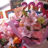 200回 お祝い フラワーアレンジメント ご希望数字入り 誕生日 デザイナーにおまかせ 生花使用