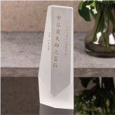クリスタル位牌 期間限定10％OFF＋更にレビューを書いて送料無料  ☆彡　淡い雪のような白のコントラストが美しいお位牌  名入れクリスタル位牌 名入れ無料 お位牌 仏具 仏壇 夫婦 連名 戒名 供養 49日 法要 法事 おしゃれ 現代位牌 手元供養 現代仏壇 ミニ仏壇 小型 慰霊 没日 俗名  記念品 戒名彫刻代金込み