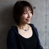 ステンレス チョーカーネックレス 2カラー レディース 三日月 カーブ 曲線 ぷっくり 立体的 光沢 細身 首元 アクセサリー シンプル モード 上品 大人 おしゃれ きれいめ カジュアル 重ね付け デコルテ ワンポイント 華奢