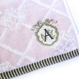 タオルハンカチ アルファベットタオル ハンカチ イニシャル 刺繍 おしゃれ かわいい レディース ハンドタオル ミニギフト リボン ワンポイント 高級感 個別包装 ふわふわ フリル 大人女子 人気 推し ウェディング プレゼント ギフト 綿100％