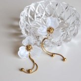 ステンレス お花のピアス 18KGP 両耳用 2点セット レディース フラワー ロング 揺れる ホワイト ゴールドカラー 大ぶり 花びら 立体 透明感 上品 華やか 大人可愛い フェミニン 耳飾り アクセサリー 存在感 ボリューム