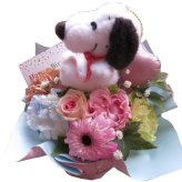 スヌーピー入り フラワーアレンジメント 誕生日 デザイナーにおまかせ 生花使用 Sサイズ