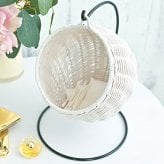 ガーデン エクステリア ハンギングバスケット ラタン製 小物入れ 送料無料 卓上 小物収納 整理グッズ 籐 バスケット かご 収納 小物置き アクセサリー アメニティー ハンギング ハンドメイド ホワイト ガーリー?